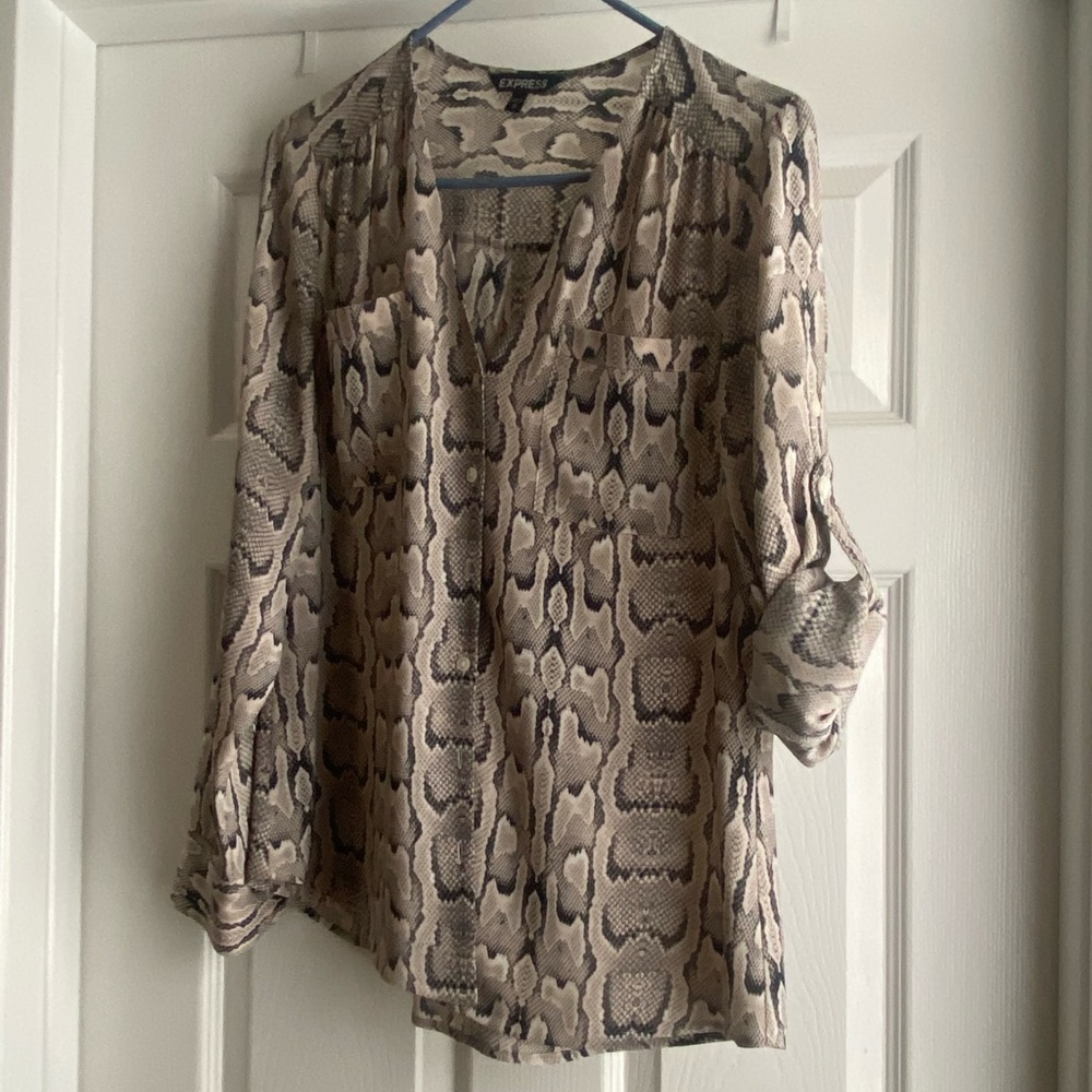 Express brand misses size medium taupe and pink patterned blouse